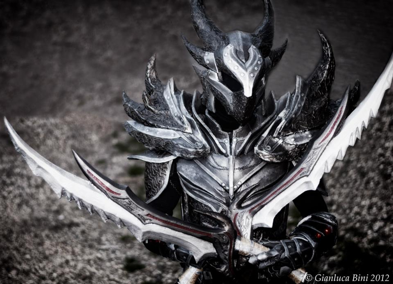 Illustration for article titled Real Man Becomes Walking Horror Inside Skyrim's Daedric Armour